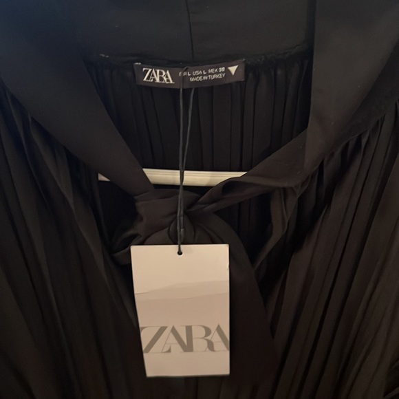 Brand new Zara pleated dress in large - Picture 2 of 3